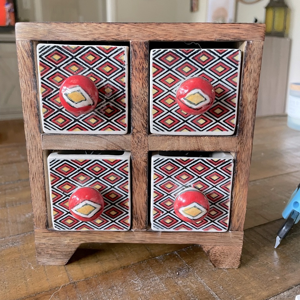 Wood and ceramic jewelry chest Globein